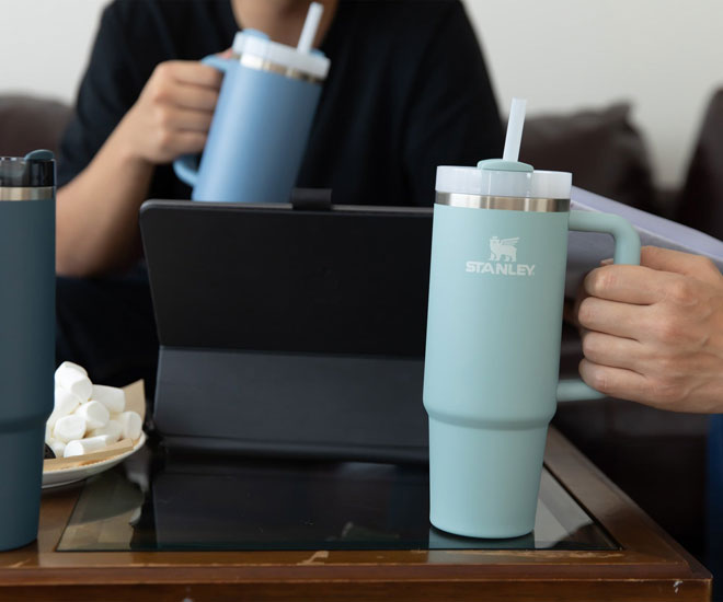 スタンレー タンブラー 真空スリム クエンチャー H2.0 0.88L 水筒 ストロー付き ホットコーラル 270 レッド系 STANLEY HotCoral 1210001934221 蓋付き マグ 大容量 保冷 コールド 直飲み ステンレス 真空断熱 アウトドア レジャー キャンプ スポーツ おしゃれ