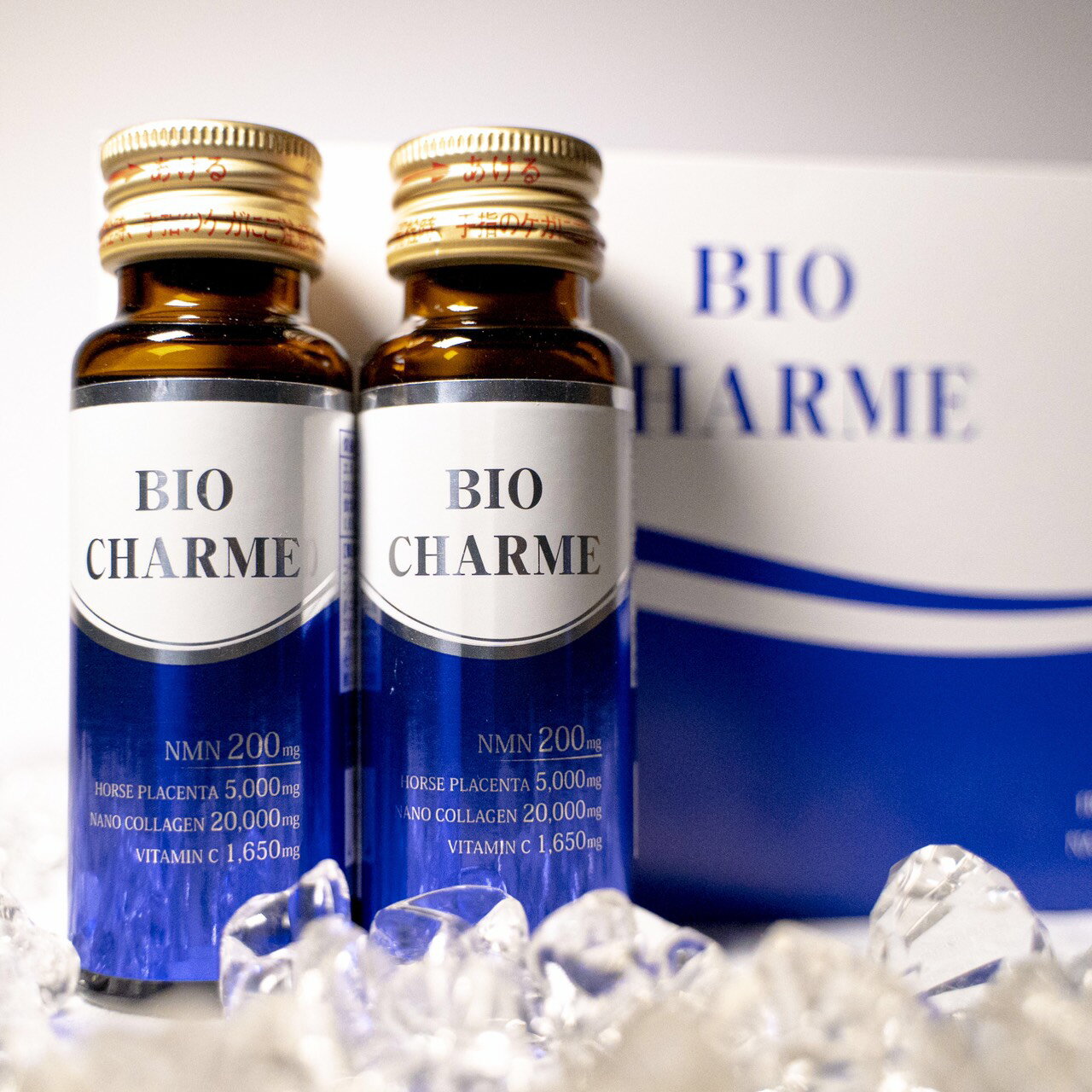 ＜Bio　Charme＞ 内容量：50ml×2本 原材料名： フィッシュコラーゲンペプチド（ゼラチンを含む）、馬プラセンタエキス、エリスリトール、βニコチンアミド・モノヌクレオチド、ツバメの巣粉末、プロテオグリカン含有鮭鼻軟骨抽出物、セラミド含有米抽出物、エラスチン／ビタミンC、酸味料、香料、甘味料（スクラロース）、ヒアルロン酸、ビタミンB2、ビタミンB6、ビタミンD 飲み方： 1日1本を目安に、よく冷やし、よく振ってお飲みください。 栄養成分表示1本（50ml）あたり エネルギー　94.5kcal タンパク質　22.35g 脂質　0g 炭水化物 1.25g 食塩相当量　0.0432g ビタミンC　1,650mg 製造時配合（1本あたり） フィッシュコラーゲンペプチド（低分子コラーゲン）20,000mg 馬プラセンタ　5,000mg β-ニコチンアミド・モノヌクレオチド　200mg エラスチン（カツオ）　5,000μg プロテオグリカン（鮭鼻軟骨）　8,000μg セラミド（米）6,000μg ヒアルロン酸　5,000μg ツバメの巣　10,000μg 美容ドリンク 美容液 ウマプラセンタ ナノコラーゲン NMN 美容 BIOCHARME 2本入 飲む美容液 コラーゲン ヒアルロン酸 プラセンタ ニコチンアミドモノヌクレオチド ビタミン 美容液 美白 馬 ドリンク ※ 化粧水 サプリ サプリメント ではありません美容ドリンク 美容液 ウマプラセンタ ナノコラーゲン NMN 美容 BIOCHARME 2本入 飲む美容液 コラーゲン ヒアルロン酸 プラセンタ ニコチンアミドモノヌクレオチド ビタミン 美容液 美白 馬 ドリンク ※ 化粧水 サプリ サプリメント ではありません