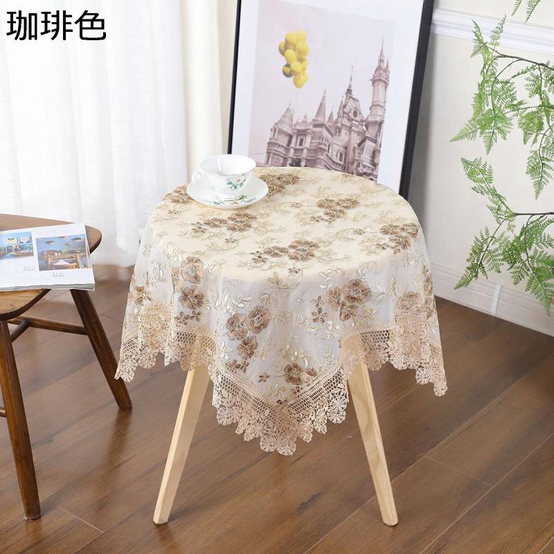 　　　 ◆◇◆人気の秘密◆◇◆ 北欧風の刺繍花柄をメインにデザインし、敷くだけでほのかな高級感を出し、存在感がありつつも、部屋のインテリアに見事に調和できます。 いつもの食卓に華やかな雰囲気をプラスします。もちろん食卓だけではなく、キッチン、部屋などの場所も使うことができます。どんな場所にもお似合い。 季節やイベント、気分によって簡単に変えられるので、いつもの食卓がもっと楽しくなりますよ。 サッとテーブルにかけるだけで、和食にも洋食にも、どんな料理にも合います。 またシンプルなデザインであれば、事務机、学習テーブル等にも十分にご使用になれます。 定期的に替えてお部屋のイメージチェンジをしてみてはいかがでしょうか？ 生地ので通気性が良い、耐熱性がありますが、超高温には耐えられません。テーブルを傷付けなく保護できます。表面は立体なすじが持って、ある程度の滑り止め効能があります。 耐久性にも優れていて、 ホテル、レストランにおけるハードユースにも安心して用いられています。 長くお使いいただける上品です。 　　　◆◇◆注意事項◆◇◆ご覧のモニターの環境、撮影環境により実物と色味が異なって見える場合がございます。湿った状態で他のものと擦り合わせると色が移る恐れがあります。濃色品の洗濯時は、白色、淡色と分けて洗ってください。説明