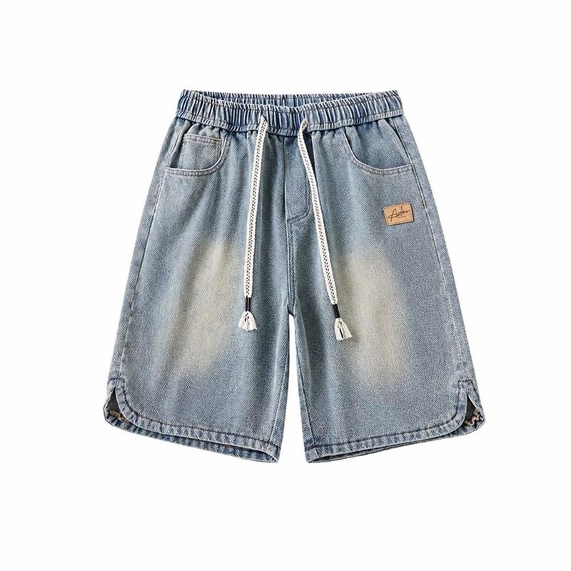 　　　 ◆◇◆売れている秘密◆◇◆ 【トレンドのデニムハーフパンツ】ヴィンテージ感漂うライトブルーの色合いが魅力のメンズショートパンツ。絶妙なウォッシュ加工が施されたデニム素材は、シンプルながらも存在感。ファッションの要素を取り入れたこなれ感のあるデザインで、夏のコーディネートを爽やかに格上げする一本です。 【ゆったりシルエットのワイドパンツ】脚のラインを拾わないワイドなシルエットが特徴の五分パンツ。通気性が良く、暑い夏でも蒸れにくいため、一日中快適に過ごせるデニムワイドパンツです。リス感のある履き心地で、ストリート系からきれいめカジュアルまで幅広いスタイルに自然にマッチします。 【ウエストゴムで快適なイージーパンツ】ウエスト部分は伸縮性のあるゴム仕様となっており、ドローコードでサイズの微調整も可能です。着脱が簡単で締め付け感のないカジュアルパンツは、長時間の着用でも疲れにくく、運動後の着替えやデイリー使い、お出かけ時のリスタイムにも最適です。 【細部までこだわったワークパンツ】丈夫なデニム生地を使用し、丁寧な縫製で仕上げたハーフパンツ。スマホや小物を入れるのに便利なポケット付きで、実用性も兼備しています。洗濯しても型崩れしにくく、お手入れが簡単なため、毎日の通学や外出にガシガシ使えるヘビロテ間違いの万能アイテムです。 【幅広い層におすすめの五分丈パンツ】学生から大人まで、年齢を問わず着用できるデザインのスポーツパンツ。Tシャツやシャツなど、どんなトップスとも相性が良く、夏のレジャーや旅行、デートなど様々なシーンで大活躍します。自分用はもちろん、大切な方へのプレゼントとしても喜ばれるショート丈デニムです。 　　　◆◇◆注意事項◆◇◆ご覧のモニターの環境、撮影環境により実物と色味が異なって見える場合がございます。湿った状態で他のものと擦り合わせると色が移る恐れがあります。濃色品の洗濯時は、白色、淡色と分けて洗ってください。説明 【こなれ感を演出するデザイン】このデニムハーフパンツは、ヴィンテージ感漂うウォッシュ加工を施し、洗練されたワイドパンツのシルエットが都会的な印象を与えます。カジュアルながらも品のある質感が、大人の余裕を感じさせるスタイルを完成。毎日のコーディネートを格上げするデニムハーフパンツとして、長く愛用いただけます。 【驚きの快適性と機能性】ショートパンツメンズに欠かせない「楽さ」を追求。ウエストゴムと調整紐の仕様により、体型を選ばずリスした履き心地を実現しました。締め付け感がないため、長時間のお出かけからルームウェアまで、どんなシーンでもこのショートパンツメンズがあれば、心地よく過ごすことができます。 【夏でも涼しい五分丈パンツ】通気性に配慮した素材を採用した五分丈パンツは、蒸し暑い夏の日でも爽やかな着用感をキープします。ゆったりとした運動パンツのような設計で、足さばきが良く動きやすさも。アウトドアやウォーなど、アクティブなライフスタイルを楽しむ方に最適な運動パンツに仕上がっています。 【耐久性と着回し力の高さ】細部までこだわった縫製により、繰り返しの洗濯でも型崩れしにくいカジュアルパンツです。シンプルながらも存在感のあるデニムショートパンツは、Tシャツやシャツとの相性も。一着持っているだけで、毎朝の選びがスムーズになり、夏のおしゃれがもっと楽しくなるカジュアルパンツです。 【幅広い層に愛される夏メンズ】トレンドを意識した短パンは、学生から社会人まで幅広い世代に支持されています。自分用としてはもちろん、大切な方への実用的なプレゼントとしても喜ばれること間違い。清潔感のある夏メンズとして、ビーチや旅行、デートなど様々な夏のイベントで重宝する万能な短パンです。