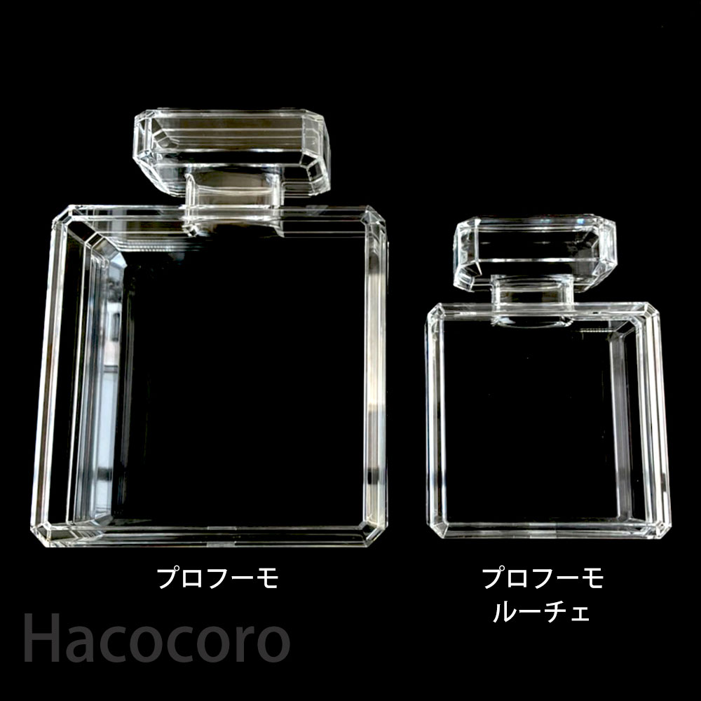 Hacocoroの人気商品『Profumo （プロフーモ）』に小さなサイズが登場！！。 商品名の『Profumo Luce（プロフーモ ルーチェ）』の”ルーチェ”、イタリア語で「光・輝く」を意味します。 Made in Japanの品質の高さと技術力から生まれた透明度抜群のアクリルケース。フラワーケースの他、アクセサリーケース、数個並べて飾るだけでとっても可愛いですよ。 ＜特徴＞ ■ギフト用として好評なカバー付きケースです。材質のアクリルを最大限に活かした抜群の透明度をお楽しみください。 ■カバーにより、大切な作品や品物をホコリや汚れから守ることにより、お手入れが簡単に済みます。 ■カラーはクリアのみ。香水瓶をイメージした透明感をお楽しみください。 ■立てて飾る事を想定し、ベース側にもプラスチック特有のゲート（樹脂を流し込むおへその様な個所）は、見えない個所にして成形しています。 ■前面、裏面から見てもどちらでも綺麗に見えます。 ■首部分にリボンを結ぶだけで、お洒落なインテリアになります。 ■国内にある自社工場で生産しています。安定、安心の品質を保証いたします。 ■徹底した化学物質管理で環境に配慮しています。 ＜お手入れ＞ ■お手入れは水を含ませた布などで軽く拭いてください。 ■アルコールを含む溶剤や洗剤等は使用しないでください。 【製品仕様】 材質 アクリル樹脂 重量 約72g 製品サイズ 幅70×奥行50×高さ100mm パッケージ寸法 幅75×奥行118×高さ58mm 生産国 日本大人気のアクリルケース「プロフーモ」に小さなサイズが誕生しました！！ ・・・・・・・・・・・・・・・・・・・・・・・・・・・・・・ ケースの中に、大切な小物を飾って見せる収納として飾ってください。香水瓶型のケースにリボンを結ぶだけでも、お洒落なインテリアになります。 従来のサイズの「プロフーモ」と並べて飾っていただくと、とっても可愛いですよ！ 小さなサイズの「プロフーモ ルーチェ」は、面が小さい分より透明感が増して見え、とても綺麗です。 アクセサリーケースとしてお薦めです☆ 手作りのイヤリングやピアスを入れて、特別なギフトとして贈ると大変喜ばれます。 お気に入りのリボンを結んで、オリジナルのギフトにしては如何でしょうか。