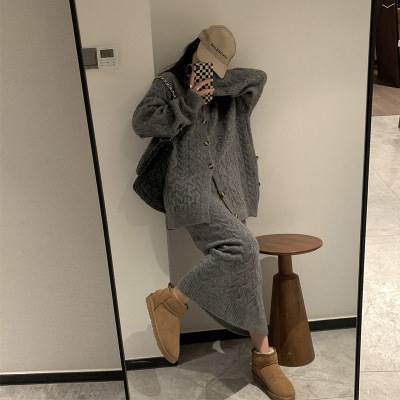 2点セット 上下セットアップ レディース カーディガン 長袖 前開き ボタン 深Vネック ミモレ丈スカート ウエストゴム きれいめ シンプル おしゃれ カジュアル こなれ感 個性的 存在感 秋 冬 ベーシック 送料無料 グレー 茶 ダークブラウン 白 黒 フリーサイズ ゆったり