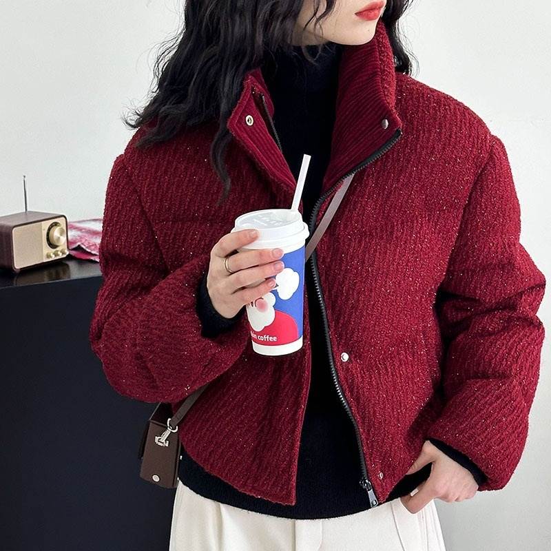 アウター ジャケット レディース ダウンジャケット 長袖 ハイネック 前開き ファスナー ボタン ポケット ショート丈 かわいい 大人可愛い きれいめ シンプル 上品 おしゃれ かっこいい カジュアル こなれ感 きちんと 主役級 存在感 抜け感 冬 ベーシック ナチュラル 送料無料のサムネイル