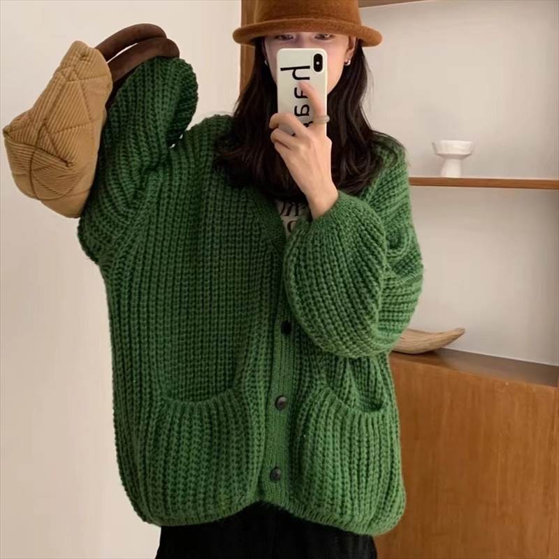 アウター カーディガン レディース ニットカーディガン 長袖 Vネック 前開き ボタン ミディアム丈 ポケット かわいい 大人可愛い きれいめ シンプル 上品 おしゃれ かっこいい カジュアル こなれ感 個性的 ラフ ルーズ 存在感 抜け感 ベーシック ナチュラル 秋 冬 送料無料のサムネイル