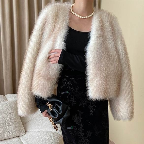 アウター ショートコート レディース 毛皮コート 長袖 Vネック 前開き ショート丈 ふわふわ 大人可愛い きれいめ シンプル 上品 おしゃれ こなれ感 個性的 主役級 存在感 冬 ベーシック ナチュラル クール エレガント 送料無料 ワンカラー S M L お出かけ パーティーのサムネイル