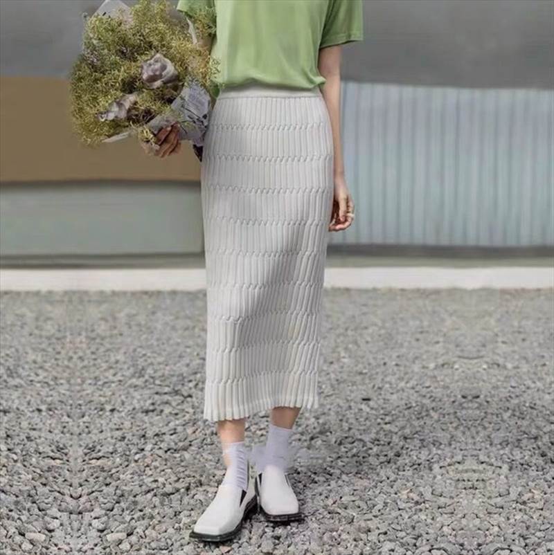 スカート ボトムス レディース ニットスカート ロング Iライン フェミニン ニット かわいい 大人可愛い きれいめ 上品 おしゃれ かっこいい レトロ ガーリー 個性的 とろみ感 抜け感 アクティブ ロマンティック ナチュラル エンボス 秋 冬 デート お出かけ パーティー