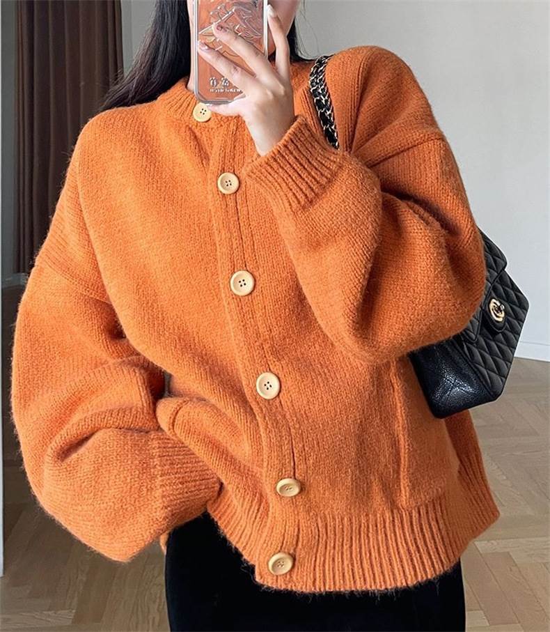 トップス カーディガン レディース 長袖 ラウンドネック ミディアム丈 前開き ボタン ポケット 大人可愛い きれいめ シンプル おしゃれ カジュアル こなれ感 個性的 存在感 抜け感 冬 ベーシック ナチュラル メンズライク 送料無料 オレンジ 黄 白 パープル 黒 ワンサイズのサムネイル