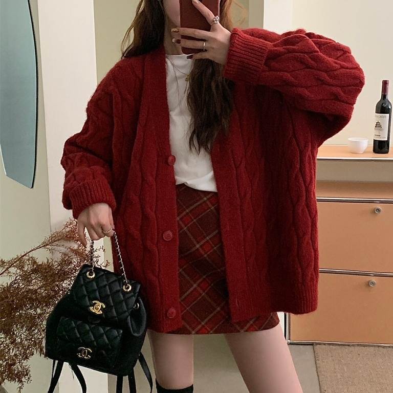 トップス ニットカーディガン レディース 長袖 Vネック ミディアム丈 前開き ボタン 大人可愛い きれいめ シンプル 上品 カジュアル こなれ感 個性的 存在感 冬 ベーシック キュート ガーリー 清楚 無地 送料無料 赤 グレー ベージュ ダークブラウン 茶 黒 モカ フリーサイズのサムネイル