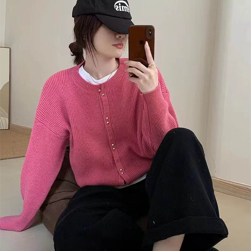 トップス カーディガン レディース 長袖 ラウンドネック 前開き ボタン かわいい 大人可愛い きれいめ シンプル 上品 おしゃれ かっこいい カジュアル こなれ感 個性的 主役級 存在感 抜け感 秋 冬 ベーシック ナチュラル キュート クール 清楚 無地 女性用 OL 送料無料のサムネイル