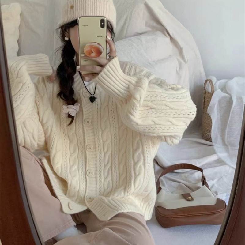 トップス ニット カーディガン レディース 長袖 ラウンドネック オーバーサイズ 重ね着 ケーブルニット ボタン ヴィンテージ 大人可愛い シンプル カジュアル 上品 おしゃれ こなれ感 抜け感 ベーシック アメリカン 送料無料 クリーム ピンク 青 黄 緑 赤 紫 フリーサイズのサムネイル