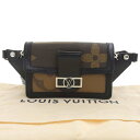 SPEC 商品説明 カテゴリ ボディバッグ ブランド ルイヴィトン LOUIS VUITTON ライン ジャイアント モノグラム リバース 商品名 バムバッグ ドーフィ 型番 型番：M67696 製造番号：AA1189 素材 ジャイアント モノグラム×ジャイアント モノグラム リバース 仕様 メイン開閉：フラップ、内ポケット×2 カラー ジャイアント モノグラム×ジャイアント モノグラム リバース サイズ 横：約19cm高さ：約12.5cm奥行：約5.5cmショルダー：約68cm（最大） ランク SA ランク詳細 背面右下や左サイド、底面に薄いヨゴレ 付属品 保存袋(弱汚れ)※記載のないものは原則付属は御座いません。 参考価格 — 殺菌処理済 tkh22B0627013 お問い合わせの際に、こちらの番号をお伝えください。 本　社