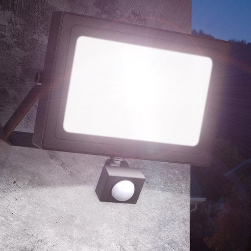 防犯対策、街灯、エリア、照明器具、町内の防犯に、駐車場の照明 &#128161;【最新超薄型簡易版コンセント式80wのLEDセンサーライト・コンセント式・超爆光・省エネUP】新登場の80wの人感センサーライトは高輝度の98個SMDのLEDチップ搭載して、広角照明と均一な照明を実現します。SMDLEDはより低い電圧と電流で動作するため、エネルギー消費と発熱が削減され、投光器の寿命の延長と安定性の向上に役割を果たします。また、このled投光器は白いナノ反射板を利用して、光の反射率が高い、超硬質強化ガラス採用して、透光性がもっとよい、従来の製品より照明範囲は広くで照明効果はもっとよくなります。80Wのセンサーライトはハロゲンでいうと480W相当になります。超薄型設計により厚さは僅か25mmに加えて、従来品に比べると重量は軽量化で、取り付け簡単です。また、コンセント式で簡単に設置でき、LEDなので消費電力が低くて、省エネルギーで持続可能な明るさを実現できます。