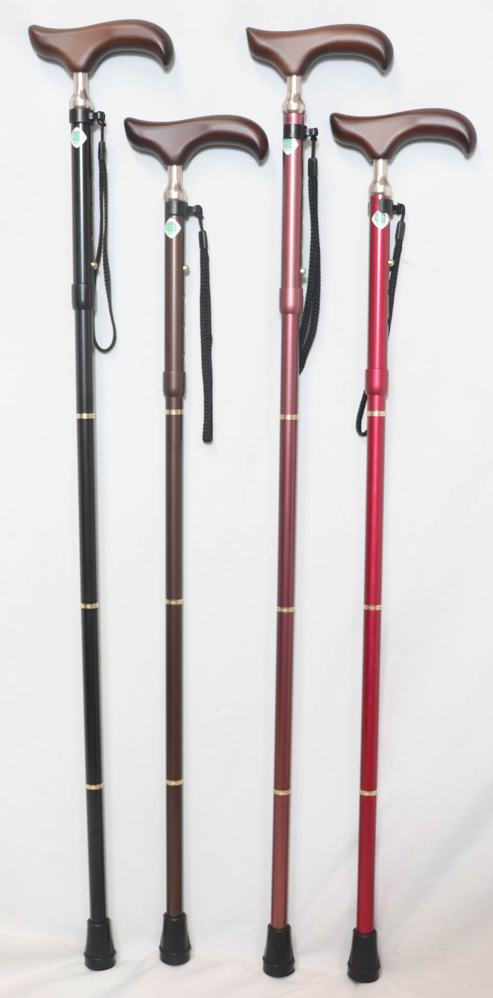 【新入荷しました！！】 ステッキのつなぎはワイヤーによりますので、ゴム式より耐久性に優れています。特許取得機構のため、下記画像のようにシャフトを継ぎ目に挿入するだけで連結でき、シャフトを引っ張るだけのワンタッチで折りたためます。従来の中ゴム式のような飛びはねがなく、指を挟むようなことが無い優れもののステッキです！！ ステッキの長さは、シャフトの上部にある押し込みピンの操作で、次のとおり2.5cm刻みで4段階（対応身長概ね149cm：77.5cm、154cm：80cm、159cm：82.5cm、164cm：85cm）に調節できます。（なお、これ以外のサイズをご希望の方は「注文画面の備考欄」からご身長ないしご希望サイズをお知らせください。ジャストサイズに調整のうえお届けいたします） 贈物にも最適です！！ 握り木製（かえで） 、幅11.5cm（内側6.5cm） シャフト（棒）はアルミニウム 直径上部18mm/下部16mm、最長85cm、最短77.5cmの折りたたみ時26.5cm 重さは約300g 日本製（テクノケア） 製品安全協会認定安全基準の認証（SGマーク）取得。 特製ストラップ付、ブルーのケース付！！予備の先ゴム1個をサービスします！ワンタッチ（プルストップ：特許取得）で折りたため、中ゴム式のような飛びはねはありません。折りたたみ時の長さは24cm〜27cmとコンパクトで、ご旅行等の携帯に大変便利です。紳士用、長身の方向けもあります！！ 折りたたみステッキはステッキをさほど必要としない方向きです。 ステッキに体重を寄せてお使いになる方は通常の「1本杖」をおすすめします。 お使い初めの方、2本目、これまでと違った折りたたみステッキをお探しの方にどうぞ！
