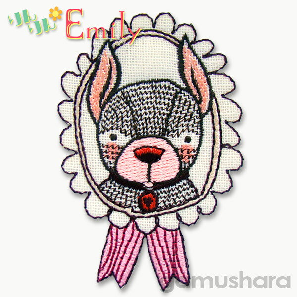 商品の説明 商品について 絵本のイラストを刺繍したようなかわいいワッペンです。アイロンで簡単に接着できます。 サイズ＆入数 幅（約）4.5cm×高さ（約）6.5cm 1個入 接着タイプ アイロン接着タイプ 主な素材 ポリエステル・レーヨン他 備考 ・洗濯の際は、手洗い・洗濯ネットのご使用をおすすめします。 ・使い方や取り扱い上のご注意は商品台紙の裏面をご確認ください。 ※使用参考イメージは同シリーズの他のワッペンを組み合わせて使用しています。 ※小道具などは商品に含まれません。 ※商品の実物に近くなるように撮影加工しておりますが、ディスプレイやモニター発色の具合により画像と実際の商品の色が異なる場合がありますのでご了承ください。こだわりの刺繍アイロンワッペン りんりんエミリーシリーズ 犬フレンチブルドッグ サイズ感イメージ &nbsp;