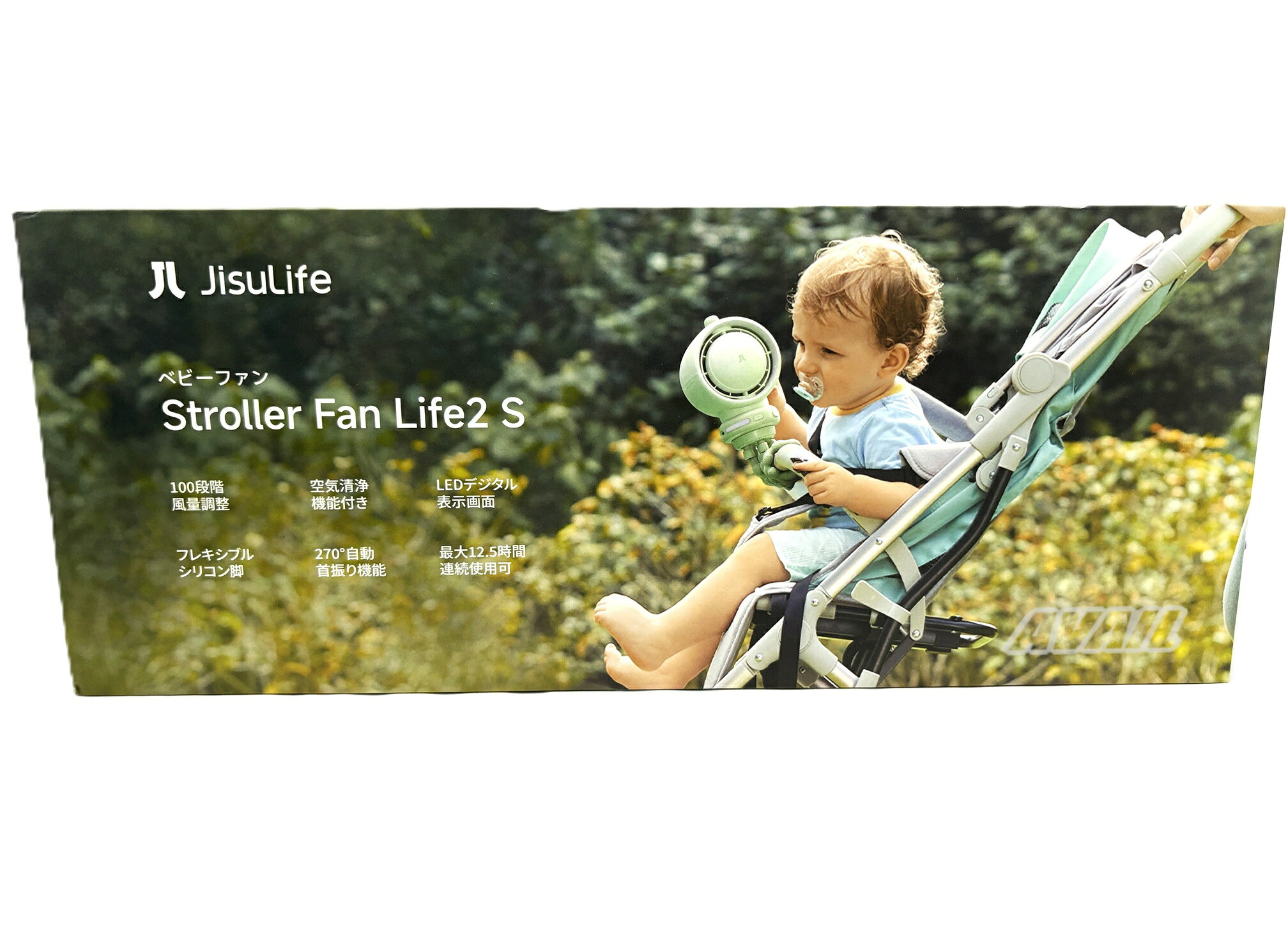 商品情報製品名Stroller Fan Life2 S寸法127.5×118.5×423mm充電方式USB-Cバッテリー/駆動時間5,000mAh内蔵（18.5Wh/3.7V）最大約12.5時間の連続稼働首振り左右50度（自動）風量調整100段階（無段階ダイヤル）重量約710gモーター種類DCモーターJisuLife ベビーカー 扇風機 ミントグリーン　Stroller Fan Life2 S ベビーカーファン 赤ちゃん ハンディファン 羽根なし 扇風機 ミニ扇風機 首振り 卓上 巻き付け 手持ち ベビーカー 充電式 USB クリップファン 静穏 携帯 車内 ベビーベッド チャイルドシート 卓上 羽根なし設計で赤ちゃんにも安心 ■安全な羽根なし設計■多機能フレキシブル三脚■安心の食品グレード素材■自動首振り＆空気清浄機能付き■最大12.5時間の連続使用が可能■バッテリー残量と風量レベルが表示されるLEDディスプレイ指を入れる隙間がないため、巻き込み事故の心配がなく安心。三脚部分には赤ちゃんが万が一噛んでしまっても安全な食品グレードシリコンを採用しています。ダイヤルを回すだけで、微風から強風まで100段階で好みの風量に微調整が可能で、最大40dBの静音設計なので、赤ちゃんの睡眠を妨げません。自由に変形する三脚で、ベビーカーのハンドルや車のヘッドレスト、ベビーベッドなどにしっかり固定します。脚を折りたためば卓上扇風機としても活躍します。大容量バッテリーを内蔵し、最大12.5時間の連続駆動が可能。液晶ディスプレイで、バッテリー残量と風量をひと目で確認できます。 2