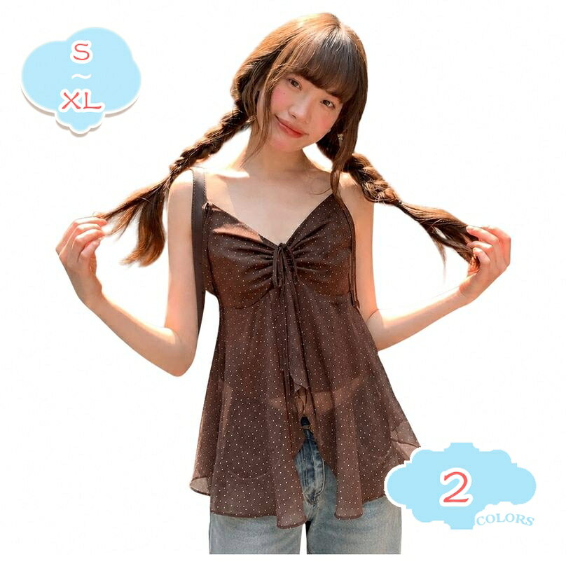 表地：ポリエステル、シフォンメイン素材：シフォン、ポリエステル【体型カバー】胸元のギャザーリボンデザインと裾に向かって広がるシルエットが、気になるお腹周りやヒップラインを優しくカバーします。さらっとしたシフォン素材の風合いで、締め付け感のないリラックスした着用感を実現。ゆったりとした着心地ながら、女性らしいフェミニンなラインを引き立ててくれるなキャミソールです。【キャミソール ドット柄】クラシカルで大人可愛いドット柄がノースリーブのキャミソールトップスです。胸元の愛らしいリボン結びと、風に揺れる軽やかなフリルレイヤード風の裾がポイント。デイリーユースはもちろん、リゾートや海辺などの夏のお出かけ、旅行のシーンにもぴったり映える主役級の1枚です。【シフォン トップス】透け感のあるシフォン調ポリエステル系素材を使用し、軽やかでさらさらとした肌触りを実現しました。通気性に優れており、暑い季節でもベタつきにくく、涼しく快適に過ごせます。シワになりにくい質感なので、旅行の持ち運びにも便利で、お手入れがしやすいのも嬉しいポイントです。【ノースリーブ 重ね着】夏場は1枚で涼しく着用できるのはもちろん、Tシャツやシアートップス、薄手のニットなどと合わせたレイヤードスタイル（重ね着）もです。デニムパンツやショートパンツと合わせたカジュアルな着こなしから、ロングスカートと合わせたきれいめ大人コーデまで幅広く活躍します。【レディース 服】サイズはSからXLまで幅広く展開しており、体型や好みのフィット感に合わせて選べるサイズバリエーションをご用意しました。カラーは落ち着いた大人な印象のブラウン系（ブラウン、カーキ）を取り揃え、アウターやインナーとの組み合わせ次第で、ロングシーズンで着回しを楽しんでいただけます。【大人可愛いドット柄シフォンキャミソール】クラシックな雰囲気のドット柄と、胸元のフェミニンなリボンデザインが特徴のレディースキャミソールです。さらさらとした柔らかなシフォン調のポリエステル素材を使用しており、軽やかで涼しげな印象を与えます。裾に向かって自然に広がるフレアなシルエットとレイヤード風のデザインは、気になるウエスト周りをふんわりと隠し、体型カバー効果も期待できます。【着回し力のノースリーブデザイン】夏のメインアイテムとしてはもちろん、インナーや重ね着アイテムとしてもです。カジュアルなデニムやショートパンツに合わせれば、ヘルシーなリゾートスタイルが完成。きれいめなスラックスやロングスカートと合わせれば、程よい抜け感のある大人カジュアルなコーディネートに仕上がります。カーディガンやシャツを羽織ることで、春先から初秋までロングシーズン活躍します。【快適な着用感とお手入れのしやすさ】肌触りがさらっとしており、ベタつく季節でも心地よい涼しさをキープします。シワになりにくく乾きやすいポリエステル混の生地なので、デイリーのお手入れも簡単です。旅行や海水浴などのリゾートシーンへの持ち運びにもです。落ち着いたブラウン系のカラーバリエーションは、どんなボトムスにも馴染みやすく、デイリーコーディネートに溶け込みます。【よくある質問】Q：サイズ感はどのような感じですか？A：普段着用されているサイズ感を目安にお選びいただけます。ゆったりとしたフレアなシルエットなので、お腹周りを締め付けずリラックスして着用いただけます。詳しい寸法はサイズ表をご確認ください。Q：このキャミソールはどの季節に適していますか？A：軽やかなシフォン素材を使用しているため、主に春から夏、秋口にかけての着用に適しています。夏は1枚で涼しく、春や秋はシャツやカーディガン、ジャケットなどのインナーとして重ね着をお楽しみいただけます。Q：透け感はありますか？インナーは必要ですか？A：薄手のシフォン調素材を使用しているため、程よい透け感がございます。より快適に着用いただくために、同系色またはキャミソールやチューブトップなどのインナーと組み合わせてご着用いただくことをします。Q：自宅で洗濯は可能ですか？また、シワになりますか？A：ご自宅でお洗濯が可能です。ポリエステル系のシフォン素材はシワになりにくく、お洗濯後も乾きやすいため、日常的なお手入れが非常に簡単な仕様となっております。Q：どのようなコーディネートがですか？A：デニムパンツやワイドパンツを合わせたカジュアルなデイリーコーデや、ロングスカートと合わせたきれいめなフェミニンコーデがです。リゾート地でのサンダルや麦わら帽子との相性も非常によく、夏の旅行コーデにぴったりです。Q：体型カバー効果はありますか？A：はい、胸元から裾にかけてふんわりと広がるフレアシルエットとスリットが入ったようなレイヤード風のデザインにより、お腹周りや腰回りを自然にカバーし、着痩せして見えるデザインになっております。以下の用語は検索参考用であり、商品内容の詳細説明ではございません水玉柄 シフォンキャミソール フリルキャミ リボン結び フェミニン ナチュラル レトロ ヴィンテージ風 クラシック お出かけ 週末 ショッピング リラックスキャミソール レディース トップス インナー ノースリーブ タンクトップ シフォン ドット柄 リボン ギャザー フリル 重ね着 きれいめ カジュアル ゆったり 夏キャミソール ドット 水玉 ノースリーブ トップス 春夏 シフォン ビスチェ フロントリボン 裾広がり フレア シアー インナー 重ね着コーデ レディースタンクトップ キャミソール 重ね着 レイヤード ノースリーブ ドット ギャザーリボン ストラップ ゆったりサイズ ぽっちゃり 体型カバー 20代 30代 40代