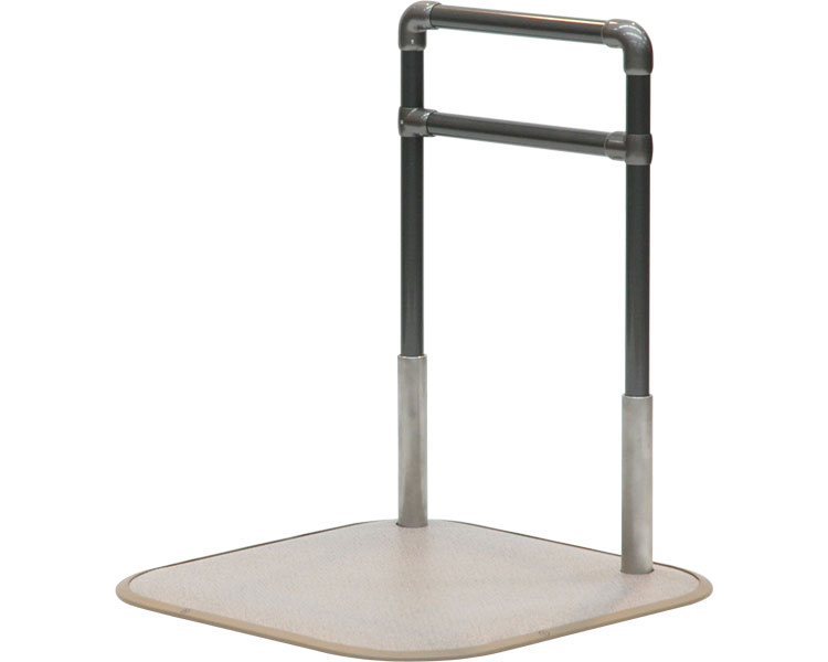商品の仕様●サイズ／ベース部：幅66×長さ66cm、手すり部：幅46.4×高さ70〜85（4段階／5cm）cm、手すり径：φ3.4cm●重さ／18.5kg●材質／手すり：プラスチック被覆ステンレスパイプ、ジョイント：アルミ、ベース・スタンド：ステンレス、マット：樹脂・マグネット●最大使用者体重／80kg●生産国／日本●屋内・屋外兼用商品の説明・使いたい場所に置くだけ！コンパクトなベースで立ち上がりや歩行を補助。・屋内・屋外兼用の置き型手すり。ベランダや土間等水回りにも。・スタンドの取り付けをベースの上から行うことができます。・縁ゴムは「はめ込み式」で簡単に交換ができます。