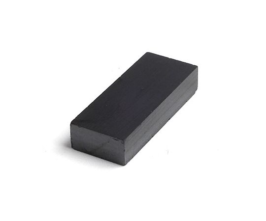 ●最もコストパフォーマンスに優れています。●一般に皆様が目にする黒っぽい磁石で非常に広い用途に使われています。●磁気特性は希土類磁石に及ばないものの、保磁力が高いので減磁しにくく大変安定しています。●異方性と等方性があり、異方性は等方性より強い磁力を持つ磁石になります。●機械的強度が低いので陶器のように割れやすいです。●錆びにくいので、通常は表面処理の必要がありません。●主な使用用途：センサー用、モーター用、鉄粉除去用、スピーカー用等●形状：角型●サイズ：長さ46mm×幅14mm×厚み12.7mm●材質：異方性フェライト●表面処理：N極白印●着磁パターン：厚み方向着磁