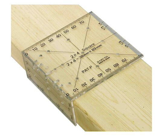 ●ツーバイフォー材への線引き・ビス止めの位置決めが簡単にできます。●のこぎり切断用線引き、釘・ビス止め用点付け作業。●定規のサイズが2×4材の幅と厚みに合わせてあるので2×4材に最適で、1×4材にも御使用いただけます。●のこぎり切断前の直角の線引きが一発で出来ます。●接合部の釘またはビス止めの最適な位置決めが一発で出来ます。●材料の木口部の1/2、1/3、1/4の線引きが出来ます。●のこぎり切断前の45度の線引き、2X4・1X4材の各面の中心線引き、2X4・1X4材の枠組みや棚組みの際の材料位置決め線引き、二分割・三分割・四分割の組継ぎの線引きができます。■仕様●2×4SQUARE●センチ目盛付●材質1：本体：ポリカーボネート●注意事項1：※2×4材に寸法公差がありますので寸法にご注意ください。用途以外の使用は絶対にしないで下さい。●注意事項2：※投げたり落したりは絶対しないで下さい。折り曲げ等の力は加えないで下さい。●注意事項3：※直射日光や雨水の当たる場所、高温、零下での保管は変形の原因となりますのでしないで下さい。