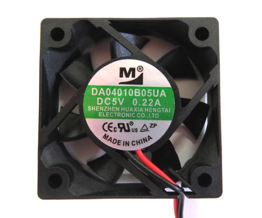 ●産業用機器、FA機器、OA機器等の組み込みに最適です。DC5Vファンですので、多岐にわたりご使用いただけます。●軸受け構造は、高性能2ボールベアリング方式を採用し、期待寿命70,000時間（40℃）の長寿命を実現。●サイズ：40mm×40mm×厚さ10mm●回転数：4000rpm●風量：4.02CFM●静圧：1.52mmH2O●騒音値：20.5db●定格電流値：0.05A●最大電流値：　0.08A●定格電圧：　5V●動作電圧範囲：　4.0〜5.5V●定格電力値：　0.25W、軸受構造　2ボールベアリング●期待寿命：　70,000時間（at40℃）●ケーブル仕様：　黒線（-）、赤線（+）、ケーブル長　300（+15/-10）mm、コネクタ　JST　PHR-2P　or　同等品