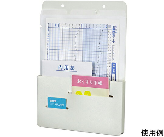 ナカバヤシ けんこう君ホルダー　A4　ホワイト IF-3041W 1個●「けんこう君ホルダー」は、サイズや形状が多岐にわたる診察券やおくすり手帳・領収書など医療関連のアイテムを3種類の専用ポケットで分類し、ひとまとめに保管できる収納用品です。●背面にある壁掛け穴や付属品のマグネットシートを使用し、壁や冷蔵庫の扉などに設置することで、通院時に必要なアイテムを手に取りやすい位置に保管でき、忘れ物防止に役立ちます。●また、体重管理シートが1枚付属しているため、日々の生活習慣や体調管理を見直すことができます。●医療関連アイテムの他に、ジムの会員証やDMといったフィットネス関連書類を収納するなど、健康を意識する幅広い世代の方々にお使いいただけます。●本体寸法：タテ345×ヨコ245×厚み20mm●本体重量：約200g（付属品含）●材質：PP●厚み：0.8mm（本体）、0.2mm（仕切り・半透明）●付属品：体重記録シート1枚、粘着マグネットシート2枚、インデックスシール1枚●マグネット耐荷重：600g●仕様：ヘッダー付PP袋入
