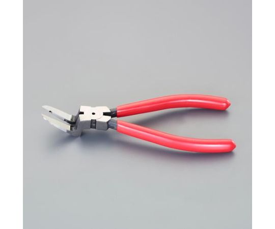 アズワン クリッププライヤー（薄型）175mm EA604DC-61 1丁●先端が薄く、狭い隙間に入りやすい。●自動車の内装のクリップや内装パネルの取り外しに●先端幅：20mm●全長：175mm●全高：20mm●全幅：52mm●口開き最大：...