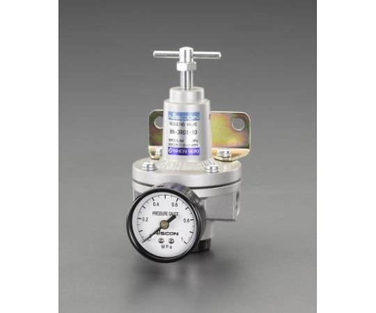 エスコ エアーレギュレーター Rc3/4" EA153C-26 1個●使用圧力：1.0MPa以下●設定圧力：0.05〜0.85MPa●周囲温度：5〜60℃●重量：1.2kg●面間：90mm●取付ねじ：Rc（PT）3/4"●サイズ：φ90×198（H）mm●圧力計、ブラケット付