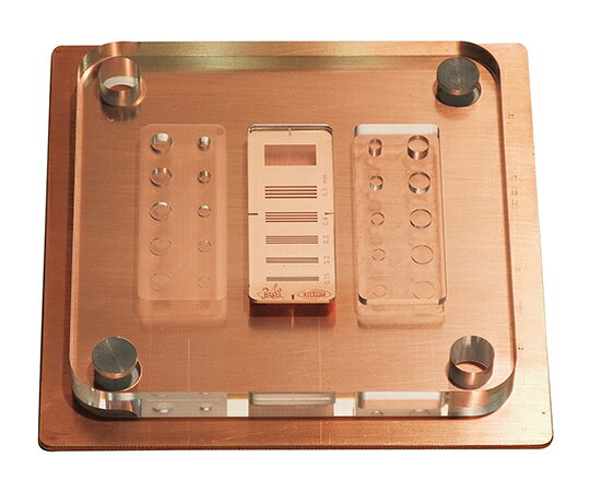 ●サイズ（mm）：115×115×12●重量（kg）：0.5●材質：PMMA（アクリル）●銅板サイズ：115×115×2mm●鮮鋭度評価部（5段階）：0.5・0.4・0.3・0.2・0.1mm（スリット4本の間隔）●コントラスト分解能部（4種類の5段階）：3・2・1・0.5・0.25mm（Φ3mm・Φ5mmの凹凸部深さ/高さ）