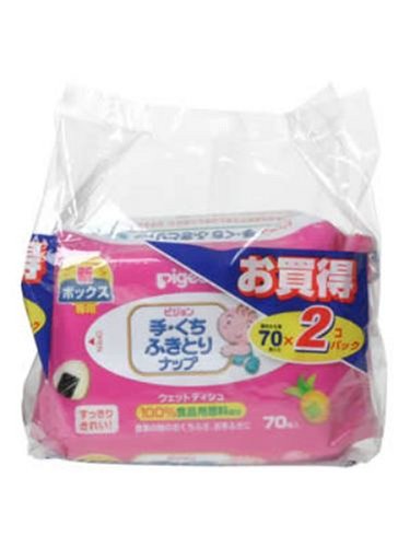 内容量:70枚*2個 サイズ(1枚あたり):30*190(mm) 100%食品用原料でできたふきとり成分を配合した、ウェットティッシュです。詰替え用。原材料・成分 水、PG、ポリリシノレイン酸ポリグリセリル-5、エチルパラベン、プロピルパラベン、安息香酸Na、クエン酸、クエン酸Na 商品説明 「ピジョン 手・くちふきとりナップ 詰替え用 70枚*2個パック」は、100%食品用原料でできたふきとり成分を配合した、ウェットティッシュです。お子様の手や口のまわりにお使い下さい。 成分 水、PG、エタノール、エチルパラベン、プロピルパラベン、安息香酸ナトリウム、クエン酸、クエン酸ナトリウム 使用方法 1、袋の上部にあるシールをはがしてください。 2、底ブタの上に袋をのせ、ティシュの1枚目を出します。 3、容器をかぶせ、中央のフタを開け、穴からティシュを引き上げます。 4、底ブタを容器にしっかりセットし、ご使用ください。 *ティシュが途中で切れたり、出ない場合は、初めと同じ方法でティシュを取り出し口に通し直してください。 *必ず専用ボックス(ピジョン 手・くちふきナップ70枚入)にセットしてご使用ください。 ●電子レンジ、おしりふき温め器っでの加熱はおやめください。 *色落ちや変色するおそれのある場所を拭く場合は目立たないところで試してからご使用ください。 本品は飲食物ではありません。 使用上の注意 ●お肌に異常がある時や、お肌に合わない場合には、ご使用をおやめください。 ●ご使用後は、しっかりとフタをしめ、なるべく早めにご使用ください。 ●乳幼児の手の届かないところに保管してください。 ●直射日光のあたる場所や、高温のところには保管しないでください。 ●このティシュは水に溶けませんので、トイレには捨てないでください。※※※※※ご注意ください※※※※※※ご紹介商品によっては掲載画像と商品名が異なる場合がございます。また、オプション品の場合も本体が掲載されている場合がございます。ご不明な点がございましたらお気軽にお問い合わせ下さい。※※※※※※※※※※※※※※※※※※※