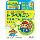 商品詳細トラベルミン チュロップレモン味は、乗りもの酔いによるめまい・吐き気などの症状を予防・緩和し、旅行やお出かけを快適で楽しいものにするためのお薬です。お子様が服用しやすいドロップタイプなので、出発前のあわただしいときや気分が悪くなったときでも、その場ですぐに服用できます。成分・分量・用法成分・分量1回量（11歳以上）2錠中に次の成分を含みます。d-クロルフェニラミンマレイン酸塩・・・1.33mg（自律神経に働き、乗りもの酔い症状を予防・緩和します。）スコポラミン臭化水素酸塩水和物・・・0.166mg（乗りものによって起こる感覚の混乱を軽減します。）［添加物］クエン酸、L-メントール、香料、アセスルファムK、還元パラチノース、グリセリン脂肪酸エステル、ビタミンB2用法及び用量乗物酔いの予防には、乗車船30分前に、次の1回量をかむか、口中で溶かして服用してください。○成人（15歳以上）・・・1回量2錠、服用回数4時間以上の間隔をおいて1日2回まで○11歳以上15歳未満・・・1回量2錠、服用回数4時間以上の間隔をおいて1日2回まで○5歳以上11歳未満・・・1回量1錠、服用回数4時間以上の間隔をおいて1日2回まで○5歳未満・・・服用しないことなお、追加服用する場合は、1回量を4時間以上の間隔をおいて服用してください。1日の服用回数は2回までとしてください。＜用法・用量に関する注意＞小児（5歳以上15歳未満）に服用させる場合には、保護者の指導監督のもとに服用させてください。修学旅行などに持たせる場合には、事前に用法、用量など、服用方法をよく指導してください。ご注意・本剤はかむか、口中で溶かして服用する薬剤です。かみにくい場合は、歯を傷めることなどのないように、溶かして服用してください。また、誤って喉につまらせないように、十分に注意してください。・服用する時は1錠ずつとし、1度に2錠を口中に入れないでください。剤型・形状トローチ剤・ドロップ剤効能効能・効果乗物酔いによるめまい・吐き気・頭痛の予防及び緩和使用上の注意使用上の注意点1）本剤を服用している間は、次のいずれの医薬品も使用しないでください。他の乗物酔い薬、かぜ薬、解熱鎮痛薬、鎮静薬、鎮咳去痰薬、胃腸鎮痛鎮痙薬、抗ヒスタミン剤を含有する内服薬等（鼻炎用内服薬、アレルギー用薬等）2）服用後、乗物又は機械類の運転操作をしないでください。（眠気や目のかすみ、異常なまぶしさ等の症状があらわれることがあります。）使用上の相談点1）次の人は服用前に医師、薬剤師又は登録販売者に相談してください。（1）医師の治療を受けている人（2）妊婦又は妊娠していると思われる人（3）高齢者（4）薬などによりアレルギー症状を起こしたことがある人（5）次の症状のある人排尿困難（6）次の診断を受けた人緑内障、心臓病2）服用後、次の症状があらわれた場合は副作用の可能性があるので、直ちに服用を中止し、この説明書を持って医師、薬剤師又は登録販売者に相談してください。関係部位：症状皮膚：発疹・発赤、かゆみ精神神経系：頭痛泌尿器：排尿困難その他：顔のほてり、異常なまぶしさまれに下記の重篤な症状が起こることがあります。その場合は直ちに医師の診療を受けてください。症状の名称：症状再生不良性貧血：青あざ、鼻血、歯ぐきの出血、発熱、皮膚や粘膜が青白くみえる、疲労感、動悸、息切れ、気分が悪くなりくらっとする、血尿等があらわれる。無顆粒球症：突然の高熱、さむけ、のどの痛み等があらわれる。3．服用後、次の症状があらわれることがあるので、このような症状の持続又は増強が見られた場合には、服用を中止し、この説明書を持って医師、薬剤師又は登録販売者に相談してください。口のかわき、便秘、眠気、目のかすみ保管および取扱上の注意点1）直射日光の当たらない湿気の少ない涼しい所に保管してください。2）小児の手の届かない所に保管してください。3）他の容器に入れ替えないでください。また、本容器内に他の薬剤等を入れないでください。（誤用の原因になったり品質が変わります。）4）1包を分けて服用したときの残りは、袋の口を折り返して保管し、なるべく早く服用してください。5）使用期限をすぎた製品は使用しないでください。その他製品お問い合わせ先エーザイ「お客様ホットライン」0120-161-454商品サイズ高さ75mm×幅75mm×奥行き27mm