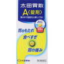 商品詳細近年の食生活は多様化しています。加工食品や肉食など脂肪分の多い食事の増加や、不規則な食生活などによって、胃に負担をかける機会が増えています。太田胃散A＜錠剤＞は、胃の中の脂肪分を分解することによって胃に対する負担をやわらげ、不快な症状を改善する胃腸薬です。○脂肪や肉類による“胃のもたれ”に効く脂肪や肉類を消化するリパーゼAP6、ウルソデオキシコール酸、プロザイム6と、ビオヂアスターゼ1000の働きで、脂っこい食事や食べすぎなどによっておこる胃のもたれに、すぐれた効果をあらわします。○症状に合わせた服用が効果的胃がもたれたり胸やけがする時、胃の痛みがある時は、食後又は食間に服用してください。就寝前の服用もおすすめします。また、食欲がない時は食前に服用すると、食事がおいしくいただけます。○のみやすい錠剤錠剤をのみやすいように工夫しました。溶けやすく、さわやかな服用感で胃がスッキリします。かんで服用してもさしつかえありません。この他、下記の姉妹品があります。目的に合わせてご利用ください。飲みすぎ・胸やけ・胃の不快感に太田胃散（缶入り・分包タイプがあります）ストレスによる神経性胃炎・慢性胃炎に太田漢方胃腸薬II（散剤・錠剤タイプがあります）成分・分量・用法成分・分量1日量（9錠）中○消化剤リパーゼAP6・・・60mg（脂肪を消化する酵素です。）プロザイム6・・・30mg（たん白質を消化する酵素です。）ビオヂアスターゼ1000・・・60mg（でんぷんやたん白質を消化する酵素です。）ウルソデオキシコール酸・・・12.6mg（胆汁の分泌を促し、脂肪の消化を助けます。）○制酸剤炭酸水素ナトリウム・・・1530mg（作用の異なる各制酸剤が、胃の中の酸度を効果的に調整します。）合成ヒドロタルサイト・・・900mg（作用の異なる各制酸剤が、胃の中の酸度を効果的に調整します。）沈降炭酸カルシウム・・・270mg（作用の異なる各制酸剤が、胃の中の酸度を効果的に調整します。）○健胃生薬成分ケイヒ油・・・10.40mg（生薬成分が持つ特有の芳香と健胃作用で、胃の働きを良好にします。）レモン油・・・4.46mg（生薬成分が持つ特有の芳香と健胃作用で、胃の働きを良好にします。）ウイキョウ油・・・1.65mg（生薬成分が持つ特有の芳香と健胃作用で、胃の働きを良好にします。）〔添加物〕L-メントール、乳糖、黄色4号（タートラジン）、アラビアゴム、ステアリン酸Mg、炭酸Mg、カルメロースCa、セルロース、天然ビタミンE用法及び用量次の量を食後又は食間（就寝前を含む）に服用してください。ただし、食欲不振の場合は食前に服用してください。かんで服用してもさしつかえありません。○成人（15歳以上）・・・1回量3錠、1日服用回数3回○8〜14歳・・・1回量2錠、1日服用回数3回○5〜7歳・・・1回量1錠、1日服用回数3回○5歳未満・・・服用しないこと※食間とは食後2〜3時間のことをいいます。＜用法・用量に関する注意＞小児に服用させる場合には、保護者の指導監督のもとに服用させてください。剤型・形状素錠効能効能・効果胃もたれ、食べすぎ、胃痛、胸やけ、食欲不振、消化不良、消化促進、飲みすぎ、胃酸過多、胸つかえ、胃部不快感、胃部・腹部膨満感、胃弱、胃重、嘔吐、げっぷ、はきけ（胃のむかつき、二日酔・悪酔のむかつき、嘔気、悪心）使用上の注意使用上の注意点1．次の人は服用しないでください透析療法を受けている人。2．長期連用しないでください使用上の相談点1．次の人は服用前に医師、薬剤師又は登録販売者に相談してください（1）医師の治療を受けている人。（2）妊婦又は妊娠していると思われる人。（3）薬などによりアレルギー症状やぜんそくを起こしたことがある人。（4）次の診断を受けた人。腎臓病、甲状腺機能障害2．服用後、次の症状があらわれた場合は副作用の可能性があるので、直ちに服用を中止し、この説明書を持って医師、薬剤師又は登録販売者に相談してください関係部位：症状皮膚：発疹・発赤、かゆみ3．2週間位服用しても症状がよくならない場合は服用を中止し、この説明書を持って医師、薬剤師又は登録販売者に相談してください保管および取扱上の注意点（1）直射日光の当たらない湿気の少ない涼しい所に保管してください。（2）小児の手の届かない所に保管してください。（3）他の容器に入れ替えないでください。（誤用の原因になったり品質が変わることがあります。）（4）使用期限を過ぎた製品は服用しないでください。その他製品お問い合わせ先株式会社 太田胃散 お客様相談係〒112-0011 文京区千石2-3-2(03)3944-1311商品サイズ高さ124mm×幅62mm×奥行き62mm