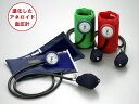 ■ショックレジスタント(耐衝撃性)　世界で初めて、アネロイド血圧計としてAAMI※の耐落下衝撃仕様に適応しています。　※AAMI:米国医療計測機器振興協会規格の略　1967年設立。医療技術に関して安全使用及び安全な環境のための機器製品規格及びガイドラインを作成。 ■送気球カバー付なので、送気しやすくゴムの不快感もありません　[送気球カバーの利点]　1．送気球が一回り大きくなり、滑りもなくなり、送気しやすく、手首がつかれません。　2．ゴム部に直接触れないので、不快なベトベト感もなくゴム臭もうつりません。　●測定範囲：20〜300mmHg●パネルサイズ：直径60×34mm●カフサイズ：直径145×540mm、チューブ長/110mm●重量：約250g●専用カフセット内容：カフ、BLD-001ブラダー■キャンペーンID■【koushin0201】point 【koushin0201】sale世界で初めて、アネロイド血圧計としてAAMI※の耐落下衝撃仕様に適応しています。