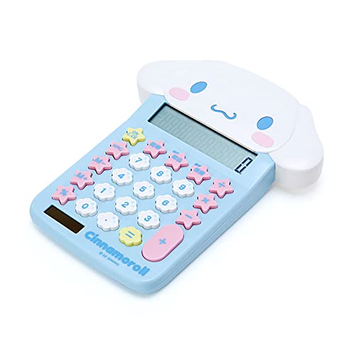 シナモロールブルー|ホワイト/ワンサイズ/633925・Style:シナモロール・パッケージ個数:1・(C)2001 2022 SANRIO CO. LTD.(P)・本体サイズ:約14×2.5×18cm。主な材料・原料:ABS樹脂・12桁表示。明るいところでは太陽電池(ソーラーパネル付き)、暗いところではボタン電池で動きます。・対象年齢: キッズ商品紹介 使うのが楽しくなるステーショナリー。キュートなフェイス形でお目立ち度バツグン。押しやすいキーボタンで計算作業もサクサクこなせそう。 安全警告 特になし