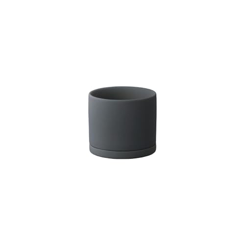01) スタンダードタイプ_191ダークグレー/85x80mm/29192・Color:ダークグレーSize:85x80mmStyle:01) スタンダードタイプ_191・パッケージ個数:1・色:ダークグレー・サイズ、重量:φ85 x H80 mm / 約280 g・材質:陶器・中国製健やかに育つ鉢の形状 鉢底に複数の穴があるので水はけがよく、また空気が循環しやすくなることで、根腐れが起こりにくくなります。 一体感のある受け皿 鉢と同じ直径の受け皿がセットされ、屋内でも安心して置くことができます。 ※受け皿に水が溜まらないよう、鉢底穴から水が出切ったことを確認してから受皿に置いてください。 ドライな質感の釉薬 ザラザラとしたドライな質感が植物のみずみずしさを際立たせ、通気性、透水性に優れているため、植物が健やかに育ちます。 ※素材の特性により、水に含まれるカルキなどの成分や土の色が鉢表面に滲み出る場合がございます。 スマートなデザイン ストレートなフォルムがミニマムな空間に馴染み、縦の動きを強調したいサボテンなどをスマートに演出します。 【お取り扱いのご注意】 ・製造上の特性により、サイズや形状が各々多少異なります ・釉薬の色ムラや艶など、各々風合いにばらつきがございます ・表面に焦げたような表情が見られる場合がございますが、これは焼成時に起こる陶磁器特有の窯変とよばれる現象です ・生地の表面にシワのような筋が見られる場合がございます ・素材の特性上、水に含まれるカルキなどの成分や土の色が鉢表面に滲み出る場合がございます ・通気性、透水性に優れているため、鉢や受皿が湿った状態になることがございますので、家具などの上に置く場合はご注意ください ・屋内で使用する場合は必ず受皿を敷いてご使用ください ・受皿に水が溜まらないよう、鉢底穴から水が出切ったことを確認してから受皿に置いてください ・転倒する恐れがありますので、ガタツキや傾きなどがある不安定な場所に置かないでください ・摩擦により床など接地面を傷つけることがありますので、移動する際はひきずらないでください