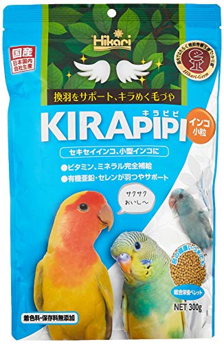 -/300グラム (x 1)/-・パッケージ個数:1・健康を考えた総合栄養食・健康な消化機能を保つ・換羽をサポート・キラめく羽つや商品紹介 セキセイインコなどの小型インコが食べやすい粒サイズで、サクサクとした食感に仕上げました。中型インコの小粒を好む個体にもおすすめです。 シード（種子）を主食とした飼育では、ビタミン補給のための青菜、ミネラル補給のためのボレー粉など様々な副食が不可欠ですが、毎日欠かさずに新鮮な副食を与え続けることは難しいものです。また、シードは脂肪が多く含まれる種類もあり、肥満になることも少なくありません。キラピピインコは、水と本製品だけで健全に鳥の育成ができる総合栄養食です。 機能性善玉菌「ひかり菌」を休眠状態で配合。腸内環境や“そのう”を健康に保ちます。胃酸でも死なずに腸まで届いて活動し、同時に乳酸菌をはじめとする他の有用菌の繁殖を助けます。 羽が全て新しく生え変わる換羽期は、鳥にとって大変なストレスがかかりイライラしたり体調を崩しやすくなります。キラピピは羽毛成分ケラチンの元となる良質なタンパク質を豊富に配合し、羽の再合成を助ける“有機セレン”を採用することで、スムーズな換羽をサポートします。 タンパク質や脂質、ビタミン、ミネラルなどの栄養バランスに優れ、特に鳥が吸収しやすい“有機亜鉛”を配合することにより、キラめく羽つやをサポートします。 原材料・成分 とうもろこし、かしこ、グルテンミール、ビール酵母、卵黄粉末、卵白粉末、大豆ミール、アミノ酸(メチオニン)、生菌剤、有機セレン、ペプチド亜鉛、ビタミン類(塩化コリン E C イノシトール B5 B2 A B1 B6 B3 K 葉酸 D3 ビオチン)、ミネラル類(Ca P Cl Na K Fe Mg Mn Cu I) 使用方法 今までシードを食べていた鳥には、徐々に慣らすために少しづつ本品を混ぜてください。本品だけを残す場合、一日に数時間本品と水だけの時間を作り、時間を長くしながら慣らしてください。