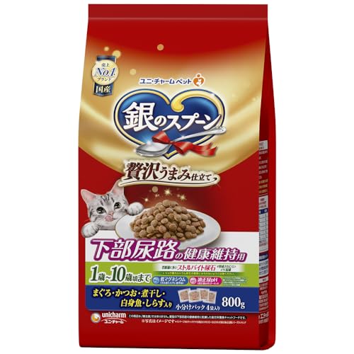 無し/800グラム (x 1)/-・パッケージ個数:1・本体サイズ (幅X奥行X高さ) :20.5×11.5×32.5cm・本体重量:0.83kg・原産国:日本商品紹介 贅沢なお魚のうまみたっぷりのかつおぶし仕立て。1粒1粒に素材のおいしさをギュッと閉じ込め、上質なかつおぶしで仕上げたグルメフード。若年猫に多いマグネシウム尿石が形成されにくように配慮。低マグネシウム:ストルバイト尿石の一因となっているマグネシウムの量を抑える事(含有量0.07%:標準値)により、F.L.U.T.の健康維持に配慮。適正な尿pHコントロール:アミノ酸とミネラルのバランスを調整した栄養設計で、尿のpHを弱酸性(設計値pH6.0~6.4)になるようにコントロール。 原材料・成分 穀類(トウモロコシ、コーングルテンミール、パン粉)、ビーフミール、動物性油脂、魚介類(フィッシュエキス、フィッシュミール、サバ粉末、鰹節、煮干パウダー、マグロミール、カツオミール、白身魚ミール、乾燥シラス)、野菜類(ビートパルプ)、ミネラル類(カルシウム、塩素、コバルト、銅、鉄、ヨウ素、カリウム、マンガン、ナトリウム、リン、亜鉛)、アミノ酸類(タウリン、メチオニン)、ビタミン類(A、B1、B2、B6、B12、C、D、E、K、コリン、ナイアシン、パントテン酸、ビオチン、葉酸)、酸化防止剤(ミックストコフェロール、ハーブエキス)、着色料(赤色102号、赤色106号、黄色4号、黄色5号) 使用方法 必要な栄養素は生物によって異なりますので、猫以外には与えないでください。パッケージに記載されている内容をよくお読みになりご使用ください。