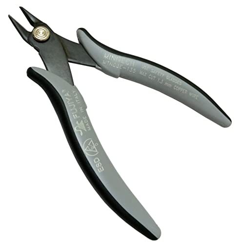 ESD対応タイプシルバー/-/MTN03E-135・Style:ESD対応タイプ・パッケージ個数:1・実寸:138mm・重量:65g・切断能力(鉄線):Φ0.8mm・切断能力(銅線):Φ1.3mm・刃の形状:ストレート刃、薄刃【用途・特徴】 軽量・コンパクトな精密作業用ニッパです 狭い箇所での切断作業に最適です 刃の開きすぎを防止するストッパー設計です 静電気対応グリップです 作業性の良いバネ付タイプです 【注意事項】 感電の恐れがあるため、電気の流れている物への使用は絶対にしないで下さい 作業時は周りの安全を確かめ、保護メガネ等を着用してご使用下さい 本来の目的以外や能力以上の使用はしないで下さい