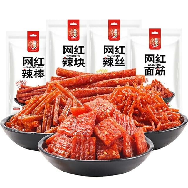 スパイシースナック：人気の中国おつまみ、ピリ辛の味わいが特徴的な辣棒お手頃サイズ：70gの食べ比べお試しパックで、気軽に楽しめる中華スナックもちっとした噛みごたえがクセになる！ピリ辛味がしっかり染み込んだスティック状のおやつ。小麦グルテンを使った人気の辣条（ラーティアオ）は、辛党の間食にぴったりの一品です。 ピリ辛好きにはたまらない細切りスナック！細くカットされた辣絲（ラースー）は、パリッとした食感と香ばしい辛さがクセになるおやつです。軽くつまめるのでお酒のお供にも最適！ ザクザク食感で食べ応え抜群！一口サイズにカットされた辣塊（ラークァイ）は、濃厚な辛味と香辛料の風味がガツンと効いた一品。ボリューム感を求める方にぴったりのおやつです。 ジュワッと広がる旨辛さ！弾力のあるグルテン生地をじっくり煮込んだ面筋（ミェンジン）は、スパイスが中まで染みて満足感◎。しっとり系の食感を楽しみたい方におすすめです。保存方法：直射日光を避け、涼しい場所で保管することで、長期保存が可能おつまみに最適：お酒のお供やティータイムのスナックとして人気の中華菓子 中国で大人気のスナック、ラーティアオの辣棒（ラーバン）が日本上陸！SNSで話題沸騰中のこの商品は、絶妙な辛さと風味が特徴的な中華スナックです。70gのお試しサイズで、本場の味わいを手軽に楽しめます。一口サイズで食べやすく、ピリ辛な味付けは箸が止まらなくなる美味しさです。おつまみとしても最適で、お酒のお供にぴったり。中国の伝統的なスパイスと現代的な製法が融合した、独特の食感と味わいをお楽しみください。軽い食感ながらも満足感があり、休憩時のスナックやパーティーでのおつまみとしても重宝します。辛さと旨味のバランスが絶妙で、辛いものが好きな方におすすめの一品です。