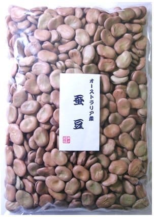 オーストラリア産の業務用蚕豆（そらまめ）です。粒揃いで色鮮やかな品質です。地中海、西南アジアが原産地と推測されております。インゲンマメが普及する以前はソラマメは古代エジプトやギリシア、ローマにおいて主食とされてました。紀元前3000年以降中国に伝播、日本へは8世紀ごろ渡来したといわれております。古くから世界各地で栽培され、食用にされております。塩ゆでするか、さやごと焼いて、中のマメをそのまま食べます。揚げて塩をふったものは「いかり豆」と呼ばれます。また、煮物や炒め物、スープなどに広く用いられ、アジアでは豆板醤の原料として利用されております。ヒヨコマメと共に、中東のファラフェルの材料にもなります。調理例、用途 1）鍋に水とそら豆を入れ火にかける。2）しばらく煮て、手でそら豆の皮が簡単にむけるまで煮る。3）ざるに煮込んだそら豆を上げて、そら豆の皮を剥く。4）鍋に皮を取り除いたそら豆をいれ水に一晩浸けておく。5）鍋にそら豆、塩（少量）、砂糖、水を入れて30分位煮ます。（水はそら豆が半分くらいつかるくらい入れてから煮始めます）6）豆が堅いときで水分が無いときは水を加えてさらに煮込みます。味は、その都度見て不足の調味料を加えて下さい豆が柔らかく成ると出来上がりです。