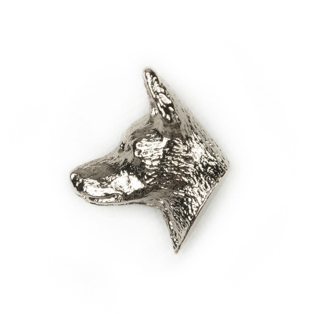 【全136種】 イギリス製 アート ドッグ ラペル ピンバッジ コレクション商品サイズ： 1.9 x 1.7 x 0.9 cm 重量： 2.8 g【合金製（アンティークシルバー調仕上げ）】　高級感、クラシック感、アンティーク感のあるアクセサリーとして、インテリアとしてお部屋の装飾にさりげなくワンポイントのアクセントとして。犬種の特徴、毛並みや輪郭もとても忠実に再現された芸術性の高い仕上がりとなっています。プレゼントや贈り物、ギフトにもピッタリなアイテムです。スーツの襟元を飾るラペルピン・ブローチの他、衣類や鞄、持ち物のさりげないアクセントに、壁やコルクボードにお洒落な押しピン（画びょう）としてもお使いいただけます。 イギリスで50年以上の歴史と伝統を持つメーカー オールデン・アーツで造られている 精巧で重厚感・高級感のある金属製（合金製・アンティークシルバー調仕上げ）ドッグ ラペルピン（ピンブローチ、ピンバッジ）です。犬種の特徴を忠実に 毛並みも緻密に再現されており とても芸術性の高い仕上がりとなっています。【オールデン・アーツ】 約50年前にイギリス・ロンドンのコヴェント・ガーデンの露店から始まり、現在はドッグショーの世界を中心にイギリスの多くの愛犬家に親しまれているドッグアクセサリーメーカーです。製品の多くは当時のイギリスのデザイナー職人の手によってデザインされ、どの犬種のアイテムもとても精巧で芸術的センスの高い本格的な造りとなっていて、品のあるシルバー色、ゴールド色を帯びたこれらの製品は どの毛色の犬の飼い主様であっても 違和感なく使う事ができると 本国であるイギリスでは高い人気を誇っています。製品のすべては現在でもイギリスの職人たちの手によって一つ一つ丁寧に造り続けられています。※商品の写真は実物と相違点の無いよう細心の注意を払っておりますが、室内・野外、天候などの光環境や、お客様がご覧になっているパソコンやモニターの種類によって、実物との色合い等が若干異なって見える場合があります。また 一つ一つ手作業で より良い製品になる事を追求しながらの制作を続けているため 一部の種類の商品では犬種部分と留め具部分を繋ぐ箇所の 位置・角度・形状が同じ商品でも商品写真と変わる場合もあります。予めご了承いただけますようお願いいたします。万一商品の画像と実際の商品が大きく異なり、商品にご納得いただけない場合には、ご連絡いただけましたら返品・キャンセル等の対応をさせていただきます。