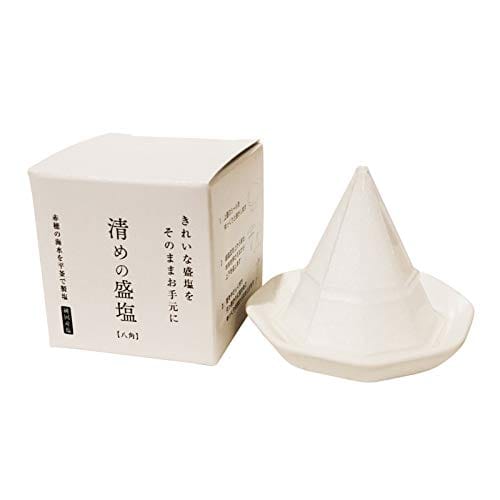神棚・盛塩用に、手をよごさず手軽に作れる盛塩ができました。素焼きの八角皿を1枚お付けしてお送りします。本製品のお塩は、赤穂の海水を汲みあげ、平釜で製塩した純国産のお塩です。しっとりとした質感と、真っ白で美しい結晶の「清めの盛塩」は、ひときわきれいな八角形の盛塩です。＜使い方＞1.本体上面のシールをゆっくりと剥がします。2.盛り塩皿を上から被せ、本体を押さえながら上下を返します。3.型をやさしく持ち、引っ掛かりに指をあて、ゆっくりお皿から引きあげますセット内容 盛り塩 清めの盛塩 八角【1個】 八角皿　2寸 セット内容 盛り塩 清めの盛塩 八角【1個】 八角皿　2寸
