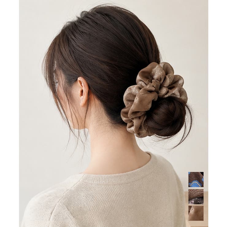 レディース 大人可愛い きれいめ ヘアゴム バイカラー ヘアアクセサリー おしゃれ ヘアアレンジ 簡単 まとめ髪 韓国風お団子ヘアシュシュ ポニーテールアクセ 髪留めプチプラ配色存在感のある大きめのシルエットと、異なる素材が生み出す立体感がポイントのシュシュ。髪をまとめるだけで、いつものヘアスタイルに華やかなアクセントをプラス。お団子やポニーテールなどのまとめ髪にはもちろん、ラフに結んだヘアスタイルにも合わせやすく、簡単にこなれ感のあるアレンジが完成。素材：ポリエステルカラー：ブルー/ダークブラウン/ライトブラウンゴム直径：約10cm生産国：中国※包装に関しての注意点：こちらの商品は激 安で販売しているため、化粧箱は付いていませんが、商品に傷付かないよう簡易包装で発送とさせていただきます。※海外輸入品のため、商品の細部仕様は多少異なる場合がございます。予めご了承の上、ご注文お願い致します。商品管理番号：88CXH-198返品・交換について購入後の交換は受け付けておりません。予めご了承ください。返品を希望される場合は購入履歴一覧の「ショップへの問い合わせ」よりお問い合わせください。=========================複数配送先指定について1件の注文に対して、異なる住所への配送は対応出来かねます。恐れ入りますが、異なる住所へ配送をご希望の場合、配送先毎に分けて注文いただきますようお願い申し上げます。【ヘアアクセサリーWOMEN】ブルー ダークブラウン ライトブラウン ワンサイズ 素材：ポリエステルブルー ダークブラウン ライトブラウン
