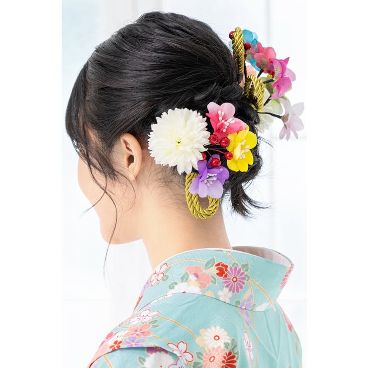 SHOPLISTのSOUBIEN 髪飾り　2点セット　白　ホワイト　カラフル　ピンポンマム　菊　花　フラワー　南天　コサージュ　ラメ　組紐　コーム　髪留め　成人式向け　卒業式向け　振袖向け　袴向け　ヘアアクセサリー　日本製 浴衣・着物｜アングル2