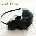 【マラソン期間中 5%OFFクーポン】VINGTAINE カチューシャ ブラック サテン オーガンジー サイド フリル シフォン ヘアアクセサリー 大人カジュアル プレゼント ギフト レディース HK-309 ヘアアクセサリー