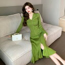 JS FASHION ニットワンピース 全3色 Vネック 裾フリル ゴールドボタン リブニット ニット 長袖 無地 黒 Aライン ワンピース ロングワンピ ロング丈 きれいめ スリム 細見え デイリー おしゃれ ガーリー フェミニン 上品 大人カジュアル