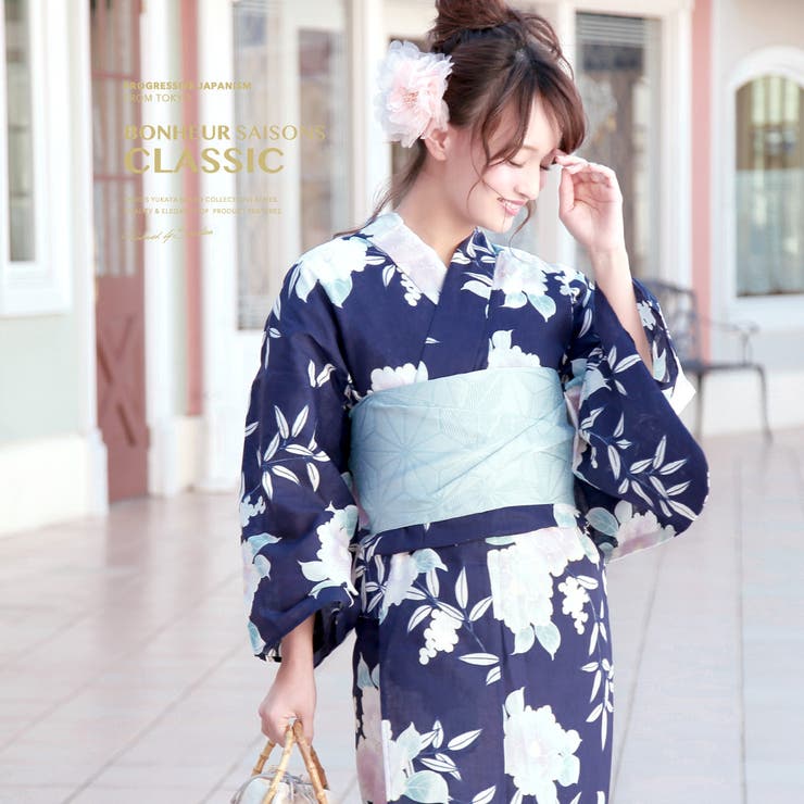 bonheur saisons classic 浴衣セット商品詳細■浴衣詳細（サイズ）身丈：約165cm袖丈：約49cm裄丈：約68cm（素材）表地：綿85%　麻15%裏地：なし■帯詳細（サイズ）巾：約17.0cm長さ：約356cm（素材）表地：ポリエステル100%裏地：なし■下駄詳細（フリーサイズ）巾：約8cm長さ：約24cm高さ：約3.5cm適応サイズ：23.0〜24.5cm（素材）鼻緒：ポリエステル台：桐撮影協力アニヴェルセル大宮注意事項こちらの商品は、浴衣・帯・下駄の3点セットです。セット内容の一部変更や、それに伴う値引きは承っておりません。帯は結び帯ではございません。セットの下駄は、当店選別の「おまかせコーデ」です。台色や鼻緒の色柄のご希望は承りかねますのでご了承ください。撮影環境により、モデル着用の商品が実際の色よりも明るく見える場合があります。商品の色みは単品で撮影された画像をご参照ください。涼しさを保つため、生地は適度に薄く透け感があります。返品・交換について購入後の交換は受け付けておりません。予めご了承ください。返品を希望される場合は購入履歴一覧の「ショップへの問い合わせ」よりお問い合わせください。=========================複数配送先指定について1件の注文に対して、異なる住所への配送は対応出来かねます。恐れ入りますが、異なる住所へ配送をご希望の場合、配送先毎に分けて注文いただきますようお願い申し上げます。【浴衣・着物WOMEN】
