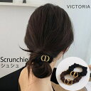 【マラソン期間中 5%OFFクーポン】VICTORIA ヘアゴム 大人可愛い Dロゴ メタル シュシュ 韓国ファッションにも◎シンプル 髪留め ブラック ブラウン 822G11912 ヘアアクセサリー