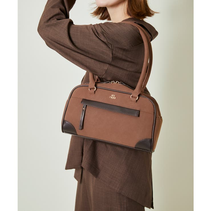 《ロゴポイントで大人見え?》きちんと感とカジュアル感を両立できるボストンバッグ。シーズンレスで使える万能さが魅力です。■デザイン・フロントにさりげないブランドロゴをON・配色デザインがアクセントになり高見え◎・コンパクトながら長財布やポーチ...