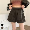 kirakiraShop フロントポケットフェイクレザーショートパンツ2サイズ ボトムス フェイクレザー ショートパンツ ショーパン ミニ丈 ポケット 細見え Aライン シンプル ブラック ブラウン エコレザー レザー 大人カジュアル 韓国 ゴム パ