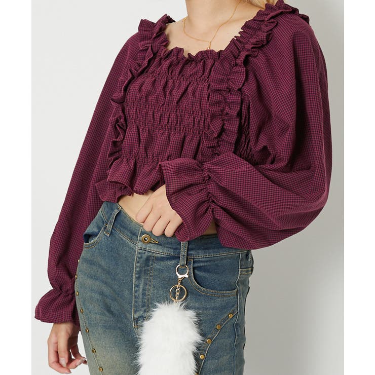 《大人ガーリーに映える?フリルたっぷりの主役級トップス》■デザインフロントにたっぷりあしらったシャーリングとフリルが着るだけで華やかに魅せるデザインブラウス。チェック柄で甘さを抑えつつ、ガーリーな印象をプラス。袖口もさりげないフリル仕様で、...